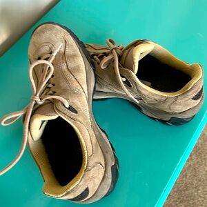 Asolo Gore-tex Lace Up Hiking Shoes Size 7 like new treads!